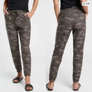 Athleta Camo Farallon Joggers Pants size 6